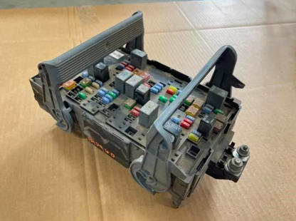 2010-2014 GMC Sierra 2500 Pickup 6.6L Duramax Diesel Fuse Box Engine OEM