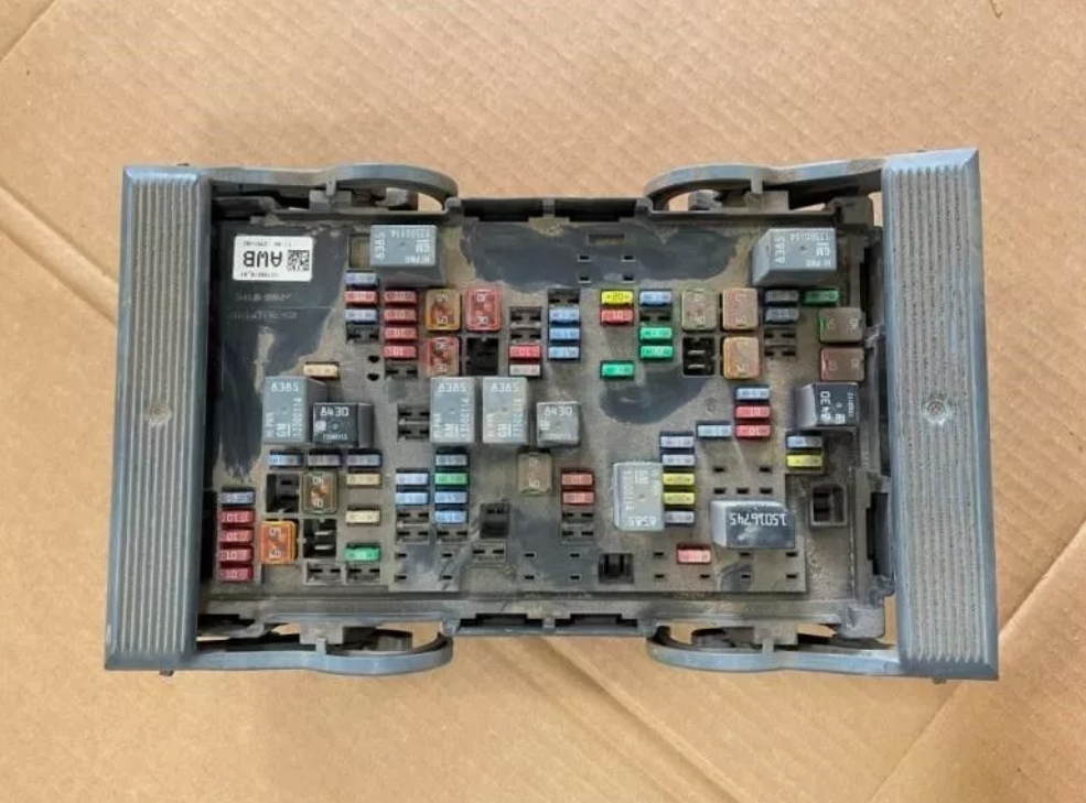 2010-2014 GMC Sierra 2500 Pickup 6.6L Duramax Diesel Fuse Box Engine OEM