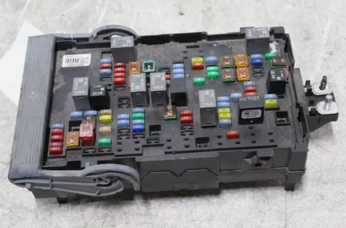 2010-2014 GMC Sierra 2500 Pickup 6.6L Duramax Diesel Fuse Box Engine OEM