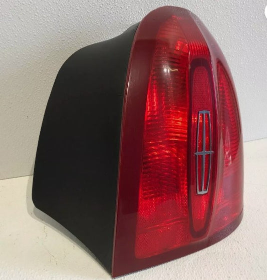 LINCOLN TOWN CAR 1998-2002 PASSENGER RIGHT RH TAIL LIGHT LAMP Taillight OEM