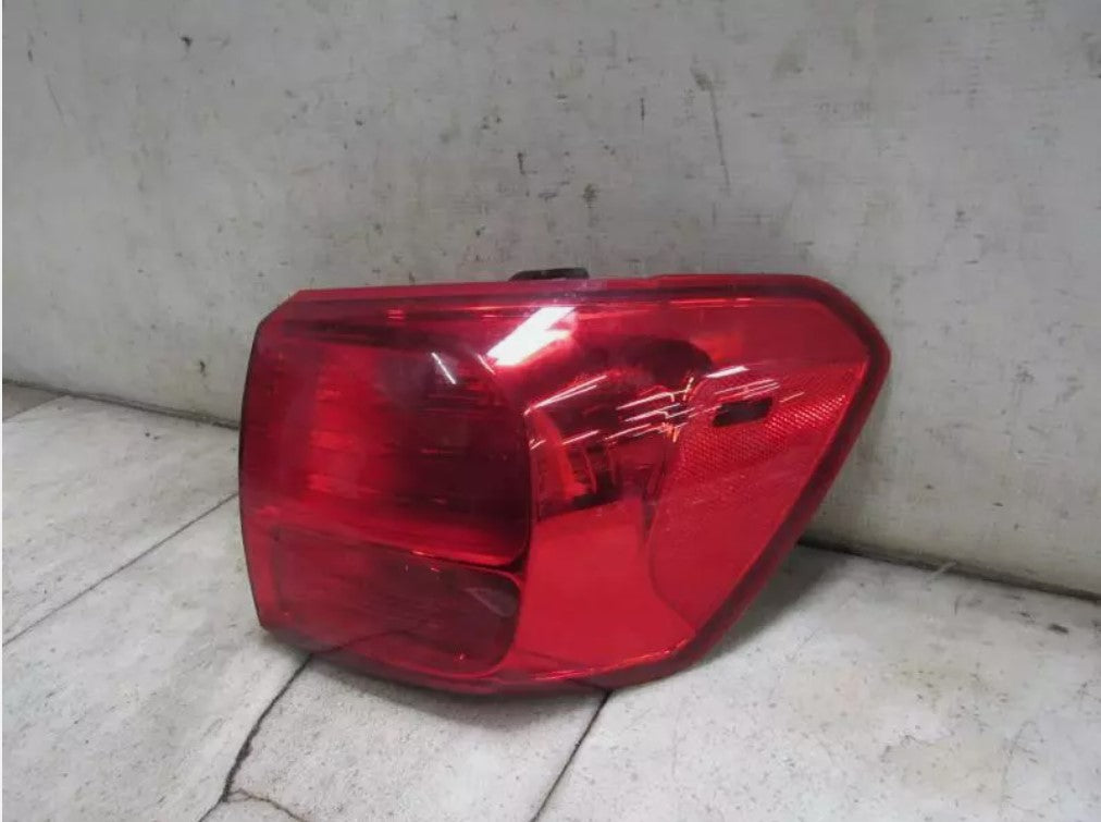 Kia Sedona OEM Rear Right Quarter Panel Mounted Tail Light Taillight 2016-2018