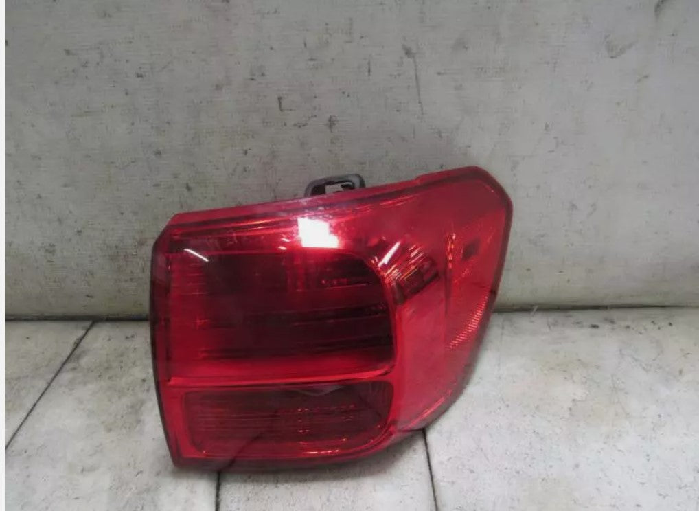 Kia Sedona OEM Rear Right Quarter Panel Mounted Tail Light Taillight 2016-2018